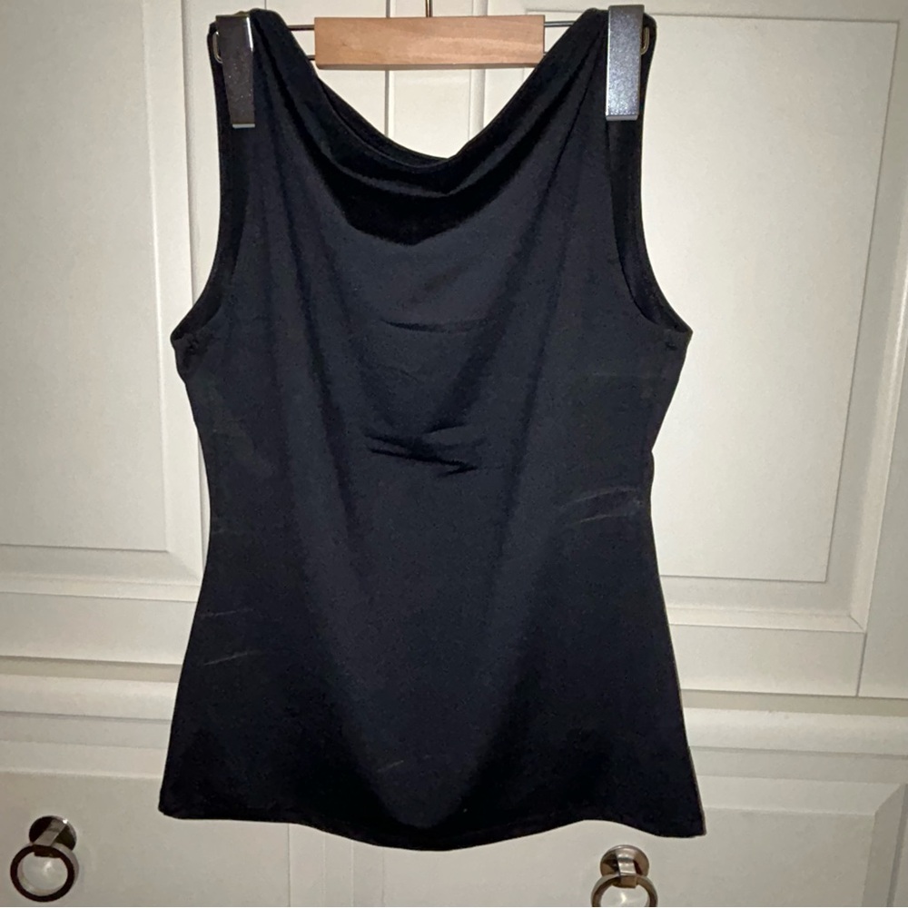 Elegant Black Sleeveless Top - Picture 2 of 3